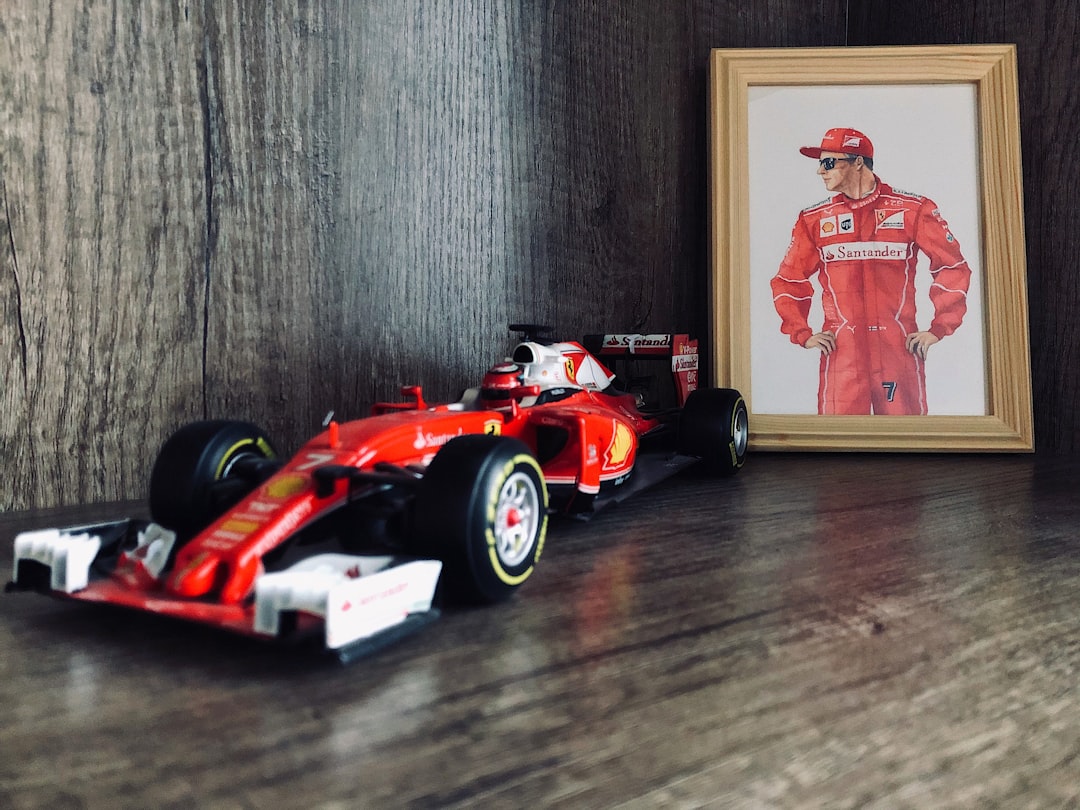 F1-poster aan muur met raceauto F1-poster aan muur met raceauto