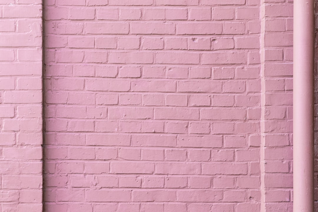 Fotobehang bakstenen muur met groene planten. Fotobehang bakstenen muur met groene planten.