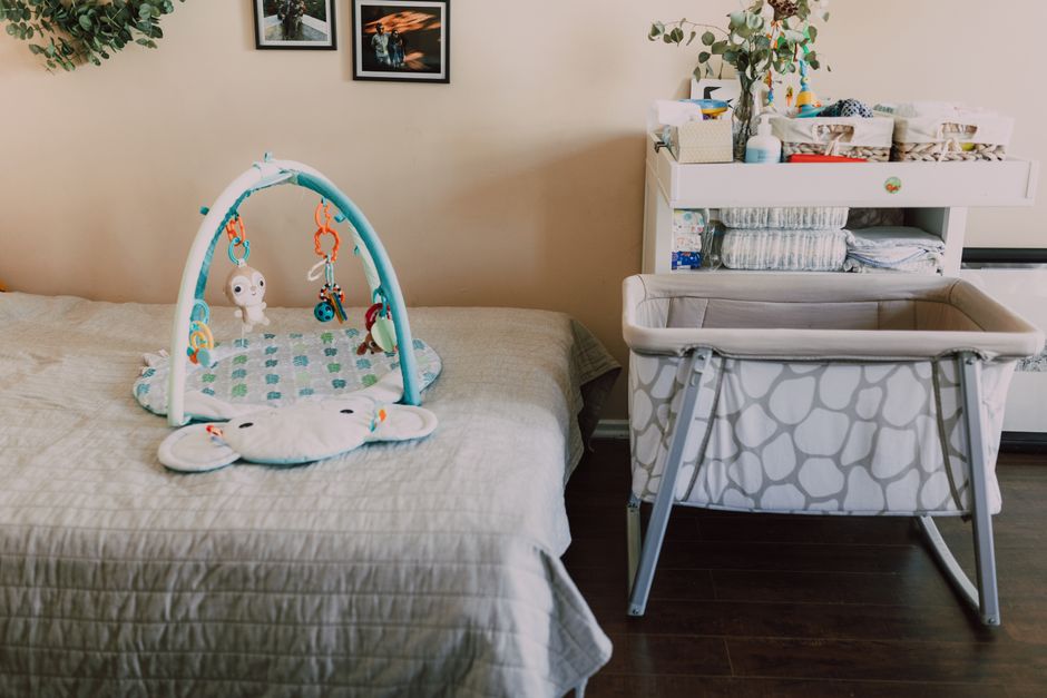 Lichte kinderkamer met kleurrijke muurstickers. Lichte kinderkamer met kleurrijke muurstickers.