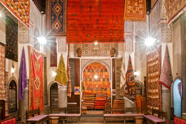 Bohemian tapijten: jutes en prints voor een zomers interieur