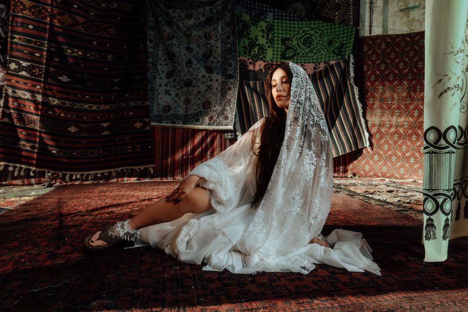 Heldere kamer met bohemian jute tapijt.
