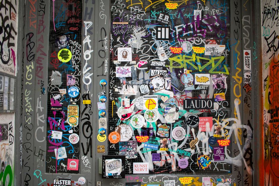 Speelse raamstickers creëren levendige zomersfeer binnen. Speelse raamstickers creëren levendige zomersfeer binnen.