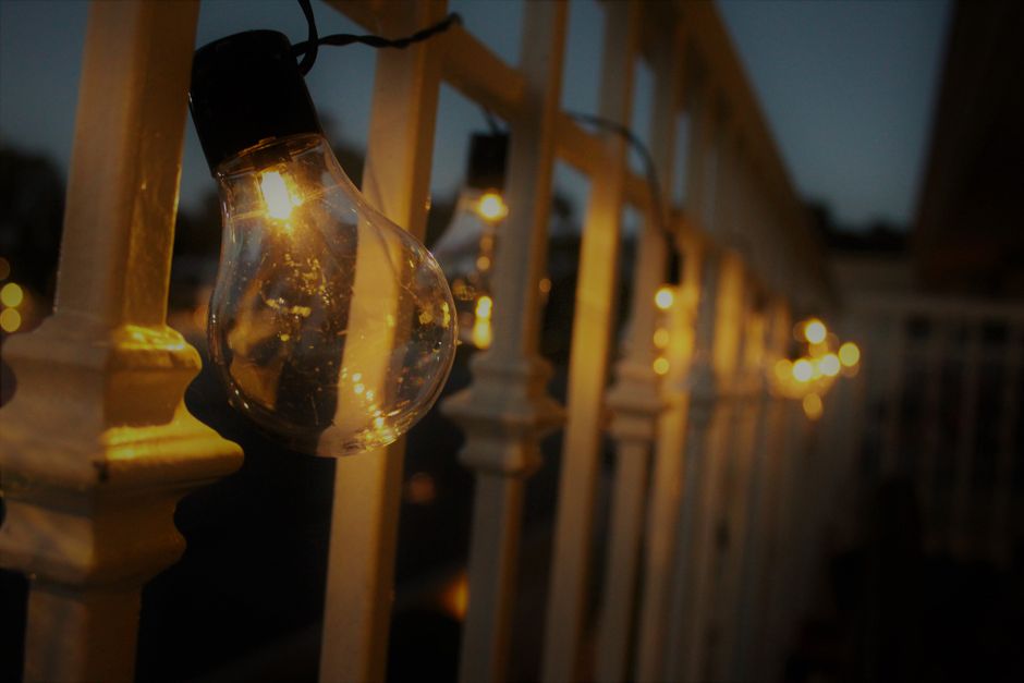 Zonne-verlichte tuinbeelden sieren de veranda.