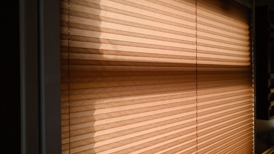 Scandinavisch minimalistische keukenrolgordijnen in neutrale tinten. Scandinavisch minimalistische keukenrolgordijnen in neutrale tinten.