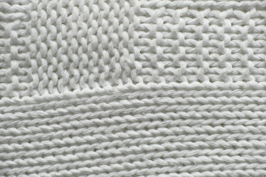 Eenvoudige witte keukenrolgordijnen uit Scandinavië. Eenvoudige witte keukenrolgordijnen uit Scandinavië.