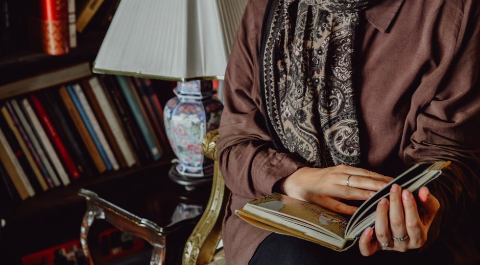 Muurdecor met levendige paisley dessins.